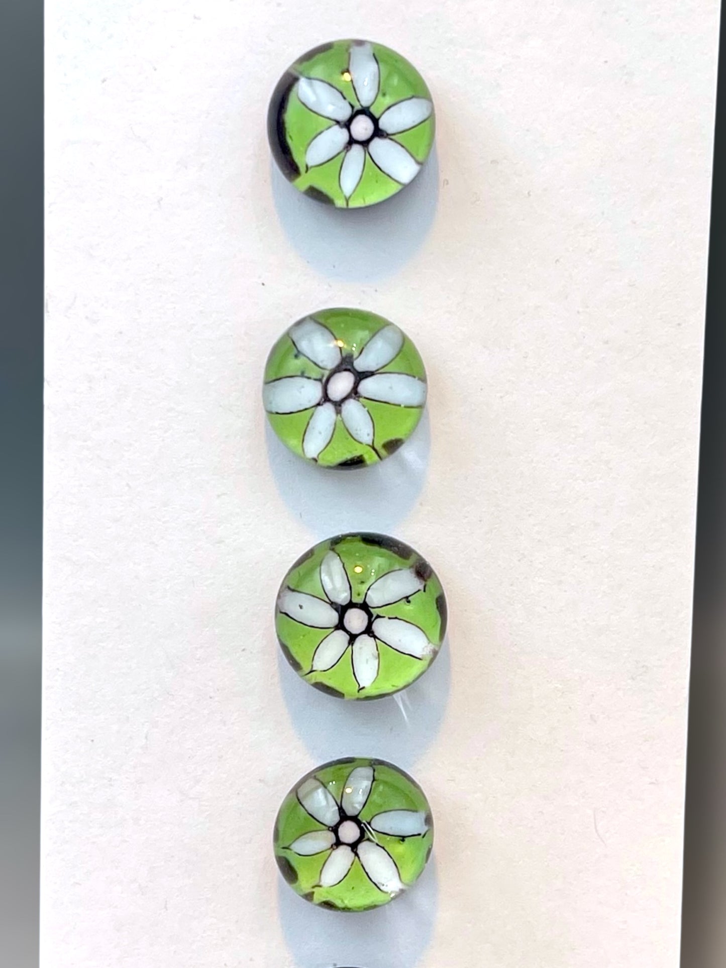 Green Twirl 15mm 5 button set
